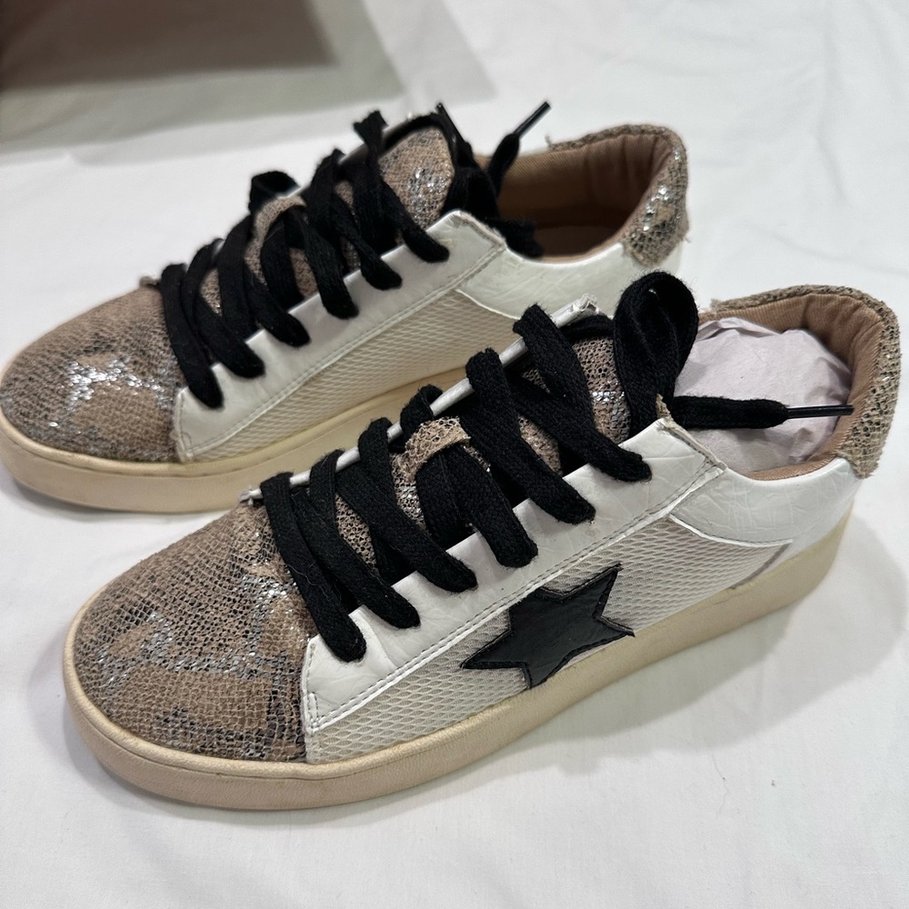 Sporty chic versatile white and gold snake print sneakers black star size 6